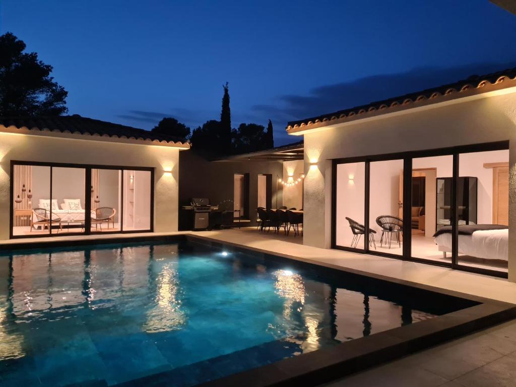 a villa with a swimming pool at night at Villa de luxe en Provence Piscine Chauffée in Puget
