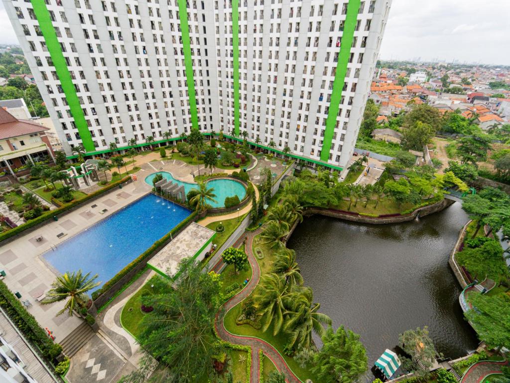 vista aerea di un grande edificio con piscina di Apartemen Green Lake View Ciputat by Alfa Rooms a Pondokcabe Hilir