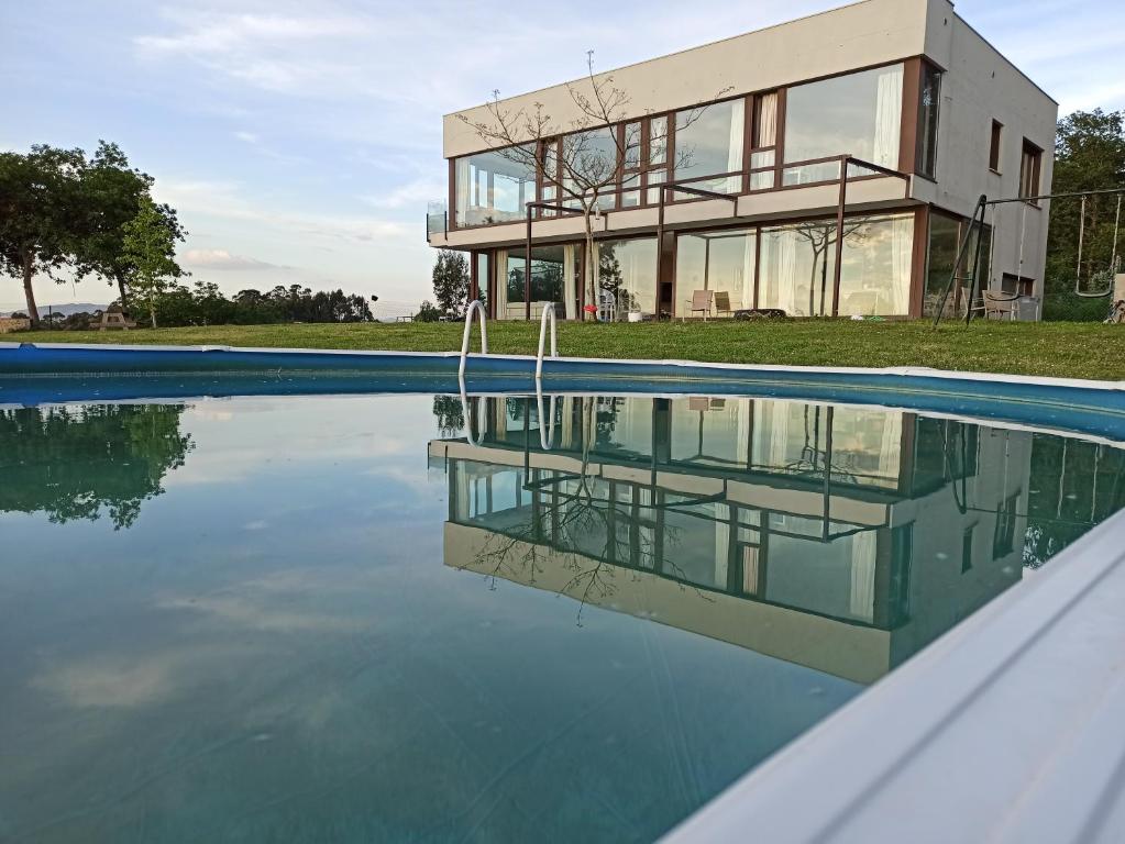 una casa con piscina frente a ella en Casa con vistas al mar en Pontevedra en Pontevedra