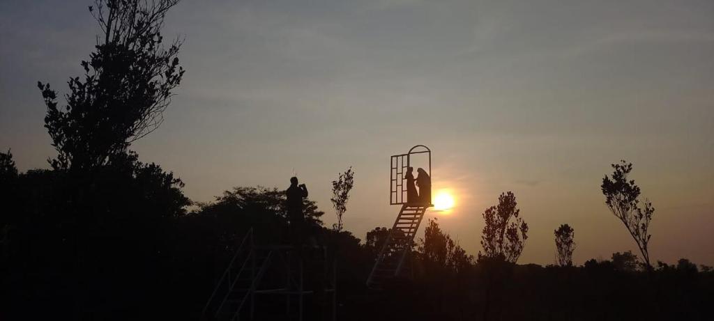 Východ nebo západ slunce při pohledu z hotelu nebo okolí