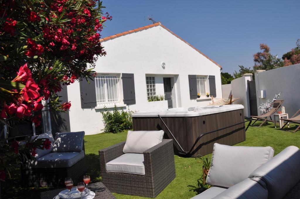 a backyard with a hot tub and chairs and a house at Holiday in Arles -Villa Jacuzzi in Arles