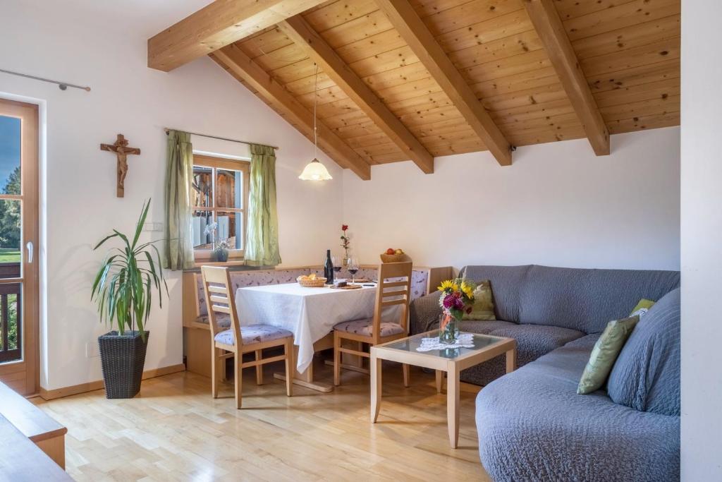 科萊皮耶特拉的住宿－Tschigghof，客厅配有沙发和桌子