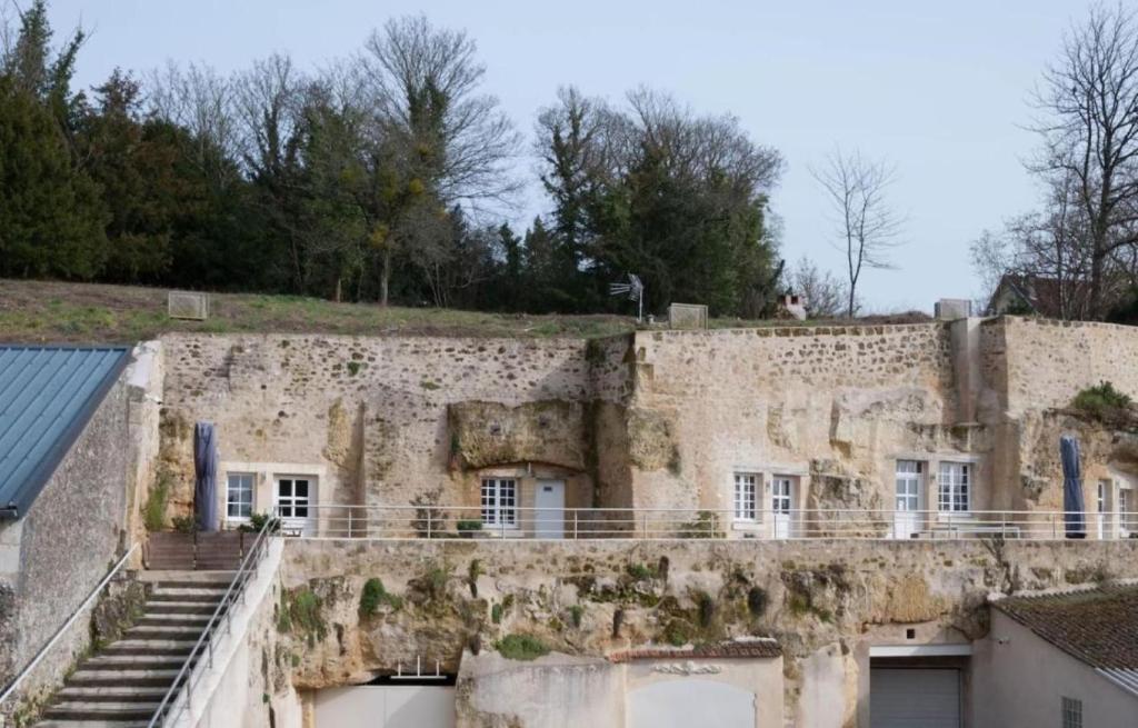 stary kamienny budynek ze schodami i ścianą w obiekcie Gîte de charme 8 personnes centre Azay le Rideau w mieście Azay-le-Rideau