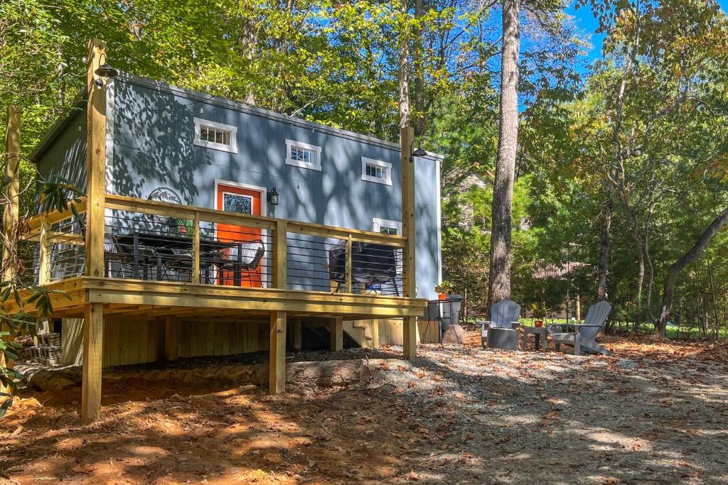 una casa con una terrazza nel bosco di Cozy Lakeview Cottage a Mills River
