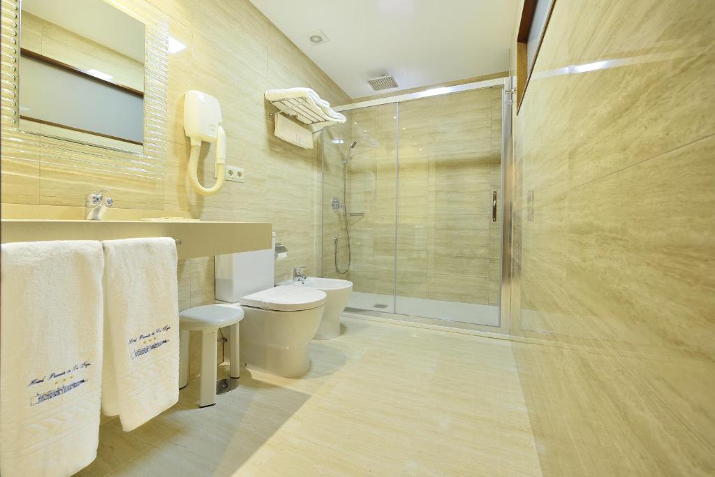 Koupelna v ubytování Hotel Puente de La Toja