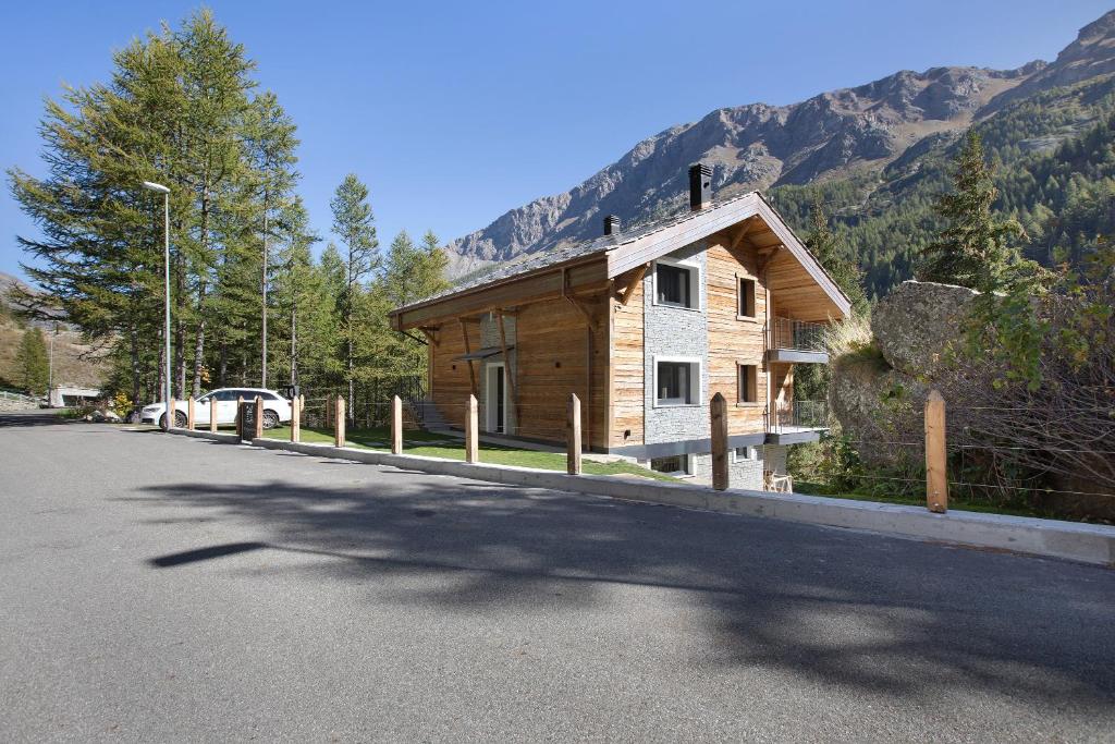 ein Holzhaus am Straßenrand in der Unterkunft Valgrisa Mountain Lodges 2 in Valgrisenche