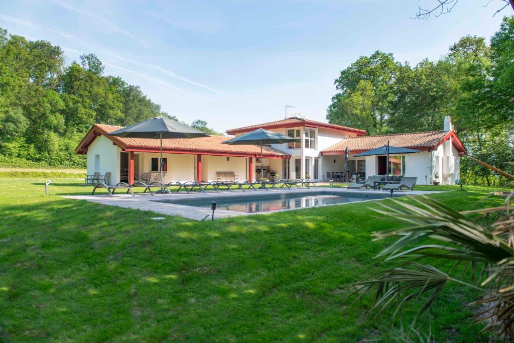 a house with a swimming pool in a yard at Villa Paulen Pausa in Uhart-Cize