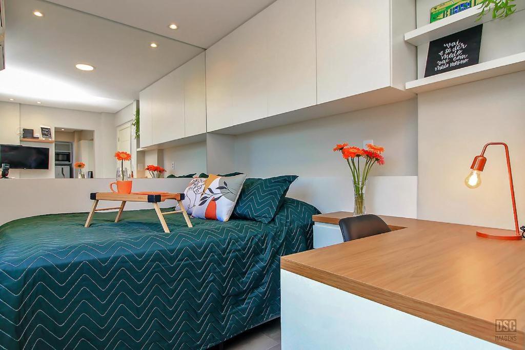 une chambre avec un lit et une table et une cuisine dans l'établissement Ap Embarcadero, à Porto Alegre