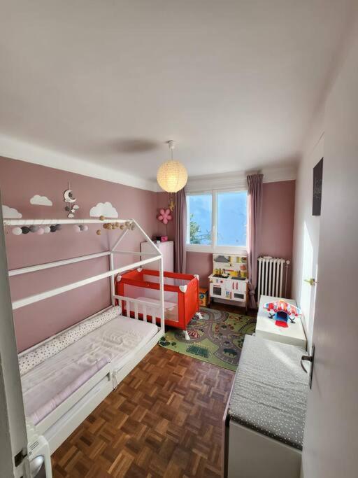a childs bedroom with a bunk bed and a crib at Maison proche Paris JO 2024 in Franconville