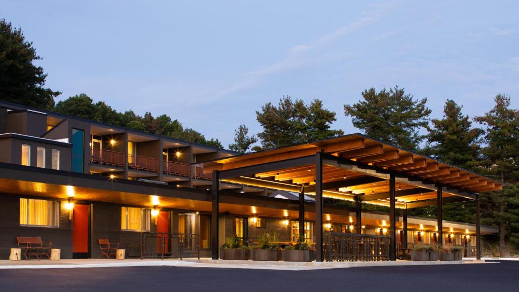 un edificio con una terraza a un lado en Rhode's Motor Lodge en Boone
