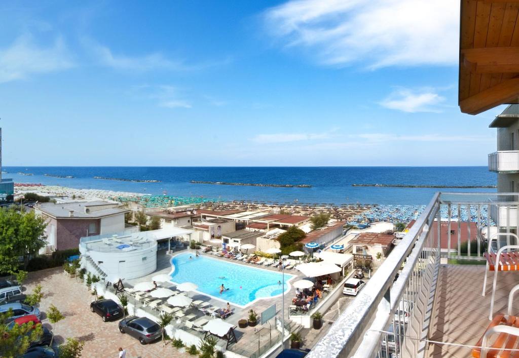 balcone con vista sull'oceano. di Hotel Saint Tropez SPA & Restaurant a Lido di Savio