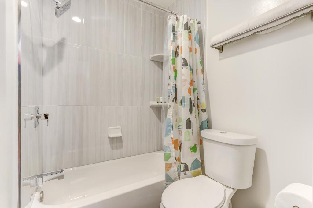 ein Bad mit einem WC und einem Duschvorhang in der Unterkunft Bayamo - casita near beach, gym access in Hollywood
