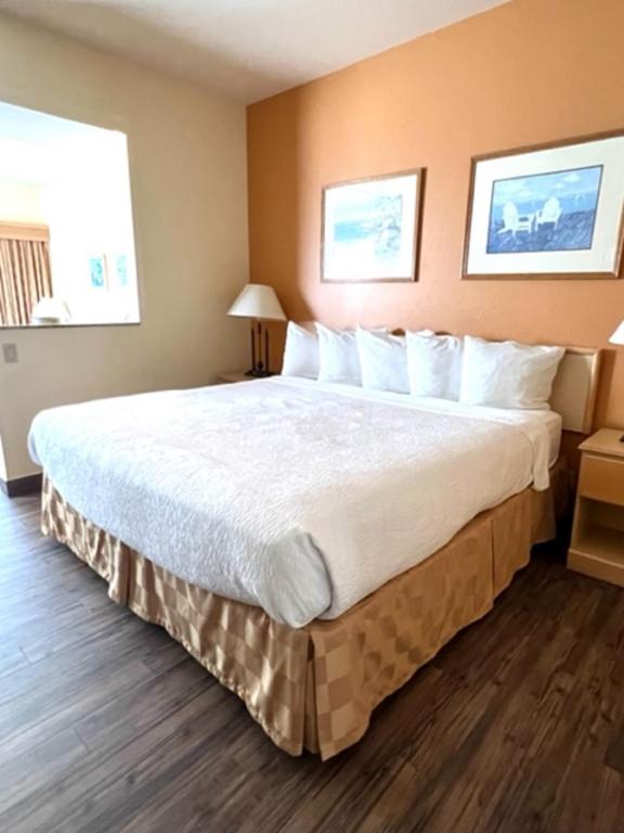 Postel nebo postele na pokoji v ubytování Lighthouse Suites Inn