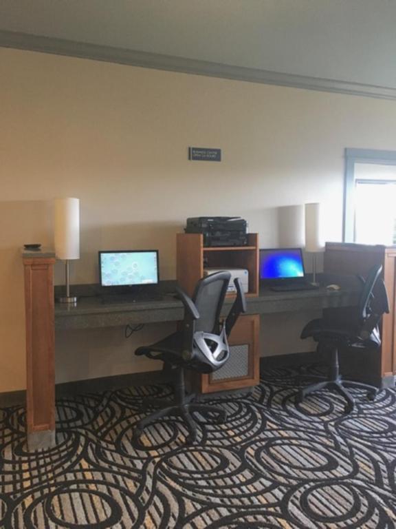 TV a/nebo společenská místnost v ubytování Lighthouse Suites Inn