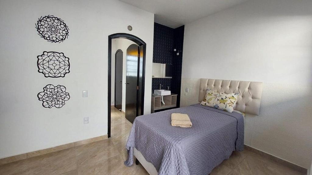 a bedroom with a bed and a large mirror at Novo estúdio próximo ao BOS Sorocaba (5) in Sorocaba
