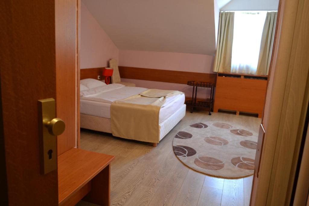 Postel nebo postele na pokoji v ubytování Hotel Tomce Sofka