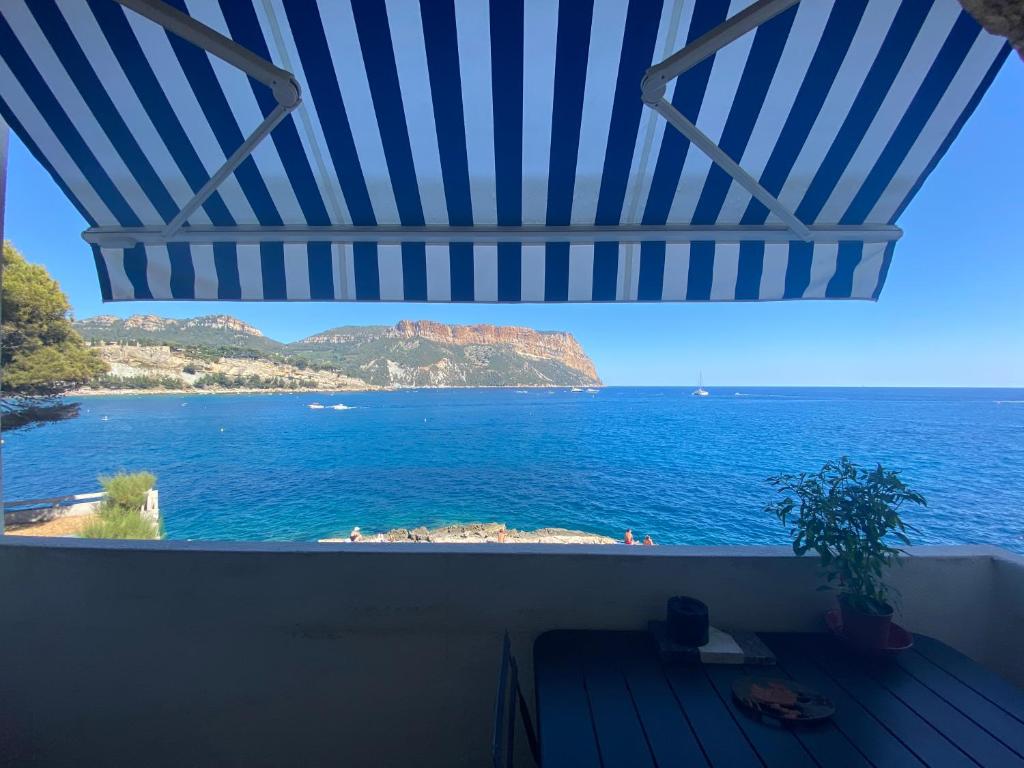 - une vue sur l'océan depuis un kiosque dans l'établissement Cassis Appartement bord de mer, vue exceptionnelle, à Cassis