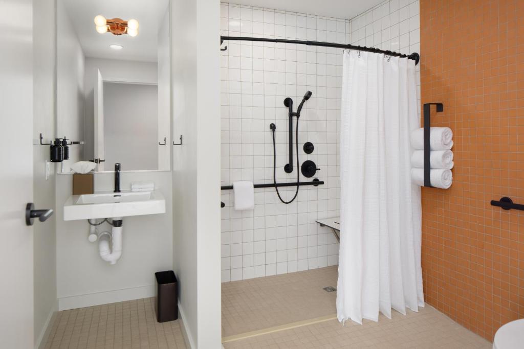 Rhode's Motor Lodge - King Room - Acceso A La Discapacidad
