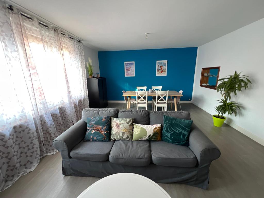 un soggiorno con un divano e un tavolo di Sandra a Berck-sur-Mer