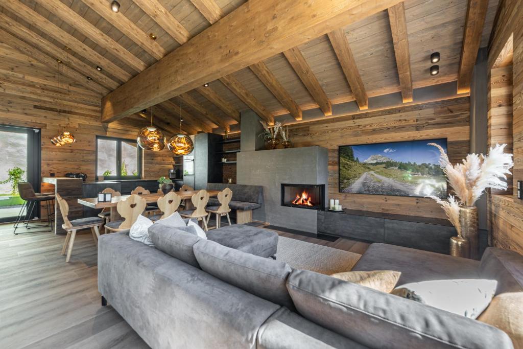 a living room with a couch and a fireplace at Kellnergut Luxus-Chalet &quot;FRIEDA&quot; in Mühlbach am Hochkönig