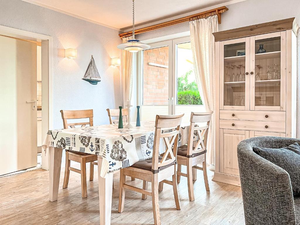 a dining room with a table and chairs at Goosbrink Wohnung 13 in Boltenhagen