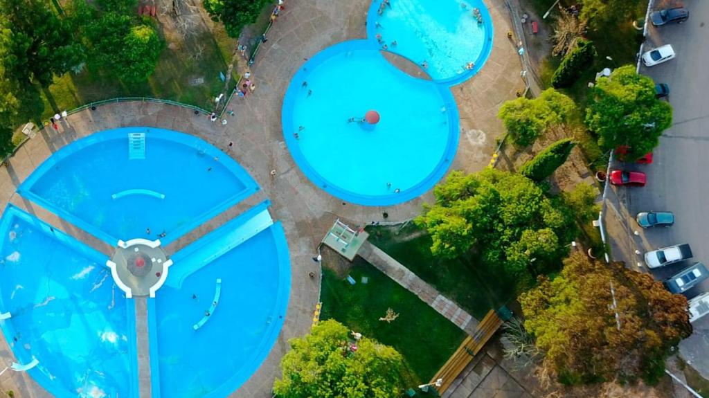 una vista aérea de dos piscinas en un parque en Cabañas Tacuabe, en Termas de Guaviyú