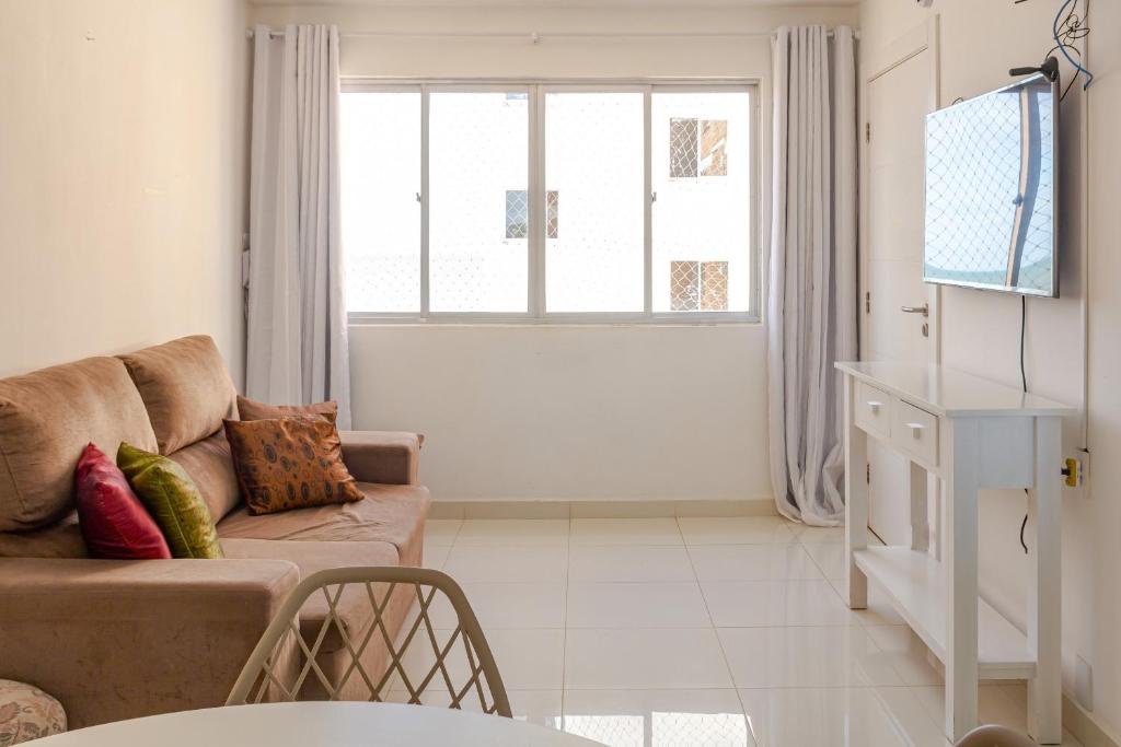 un soggiorno con divano e finestra di Apto 3 quartos na quadra do Mar UW7300 a Piçarras