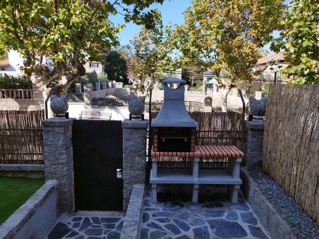ラス・ナバス・デル・マルケスにあるCasa con jardin Los Gatosの塀の前のベンチ