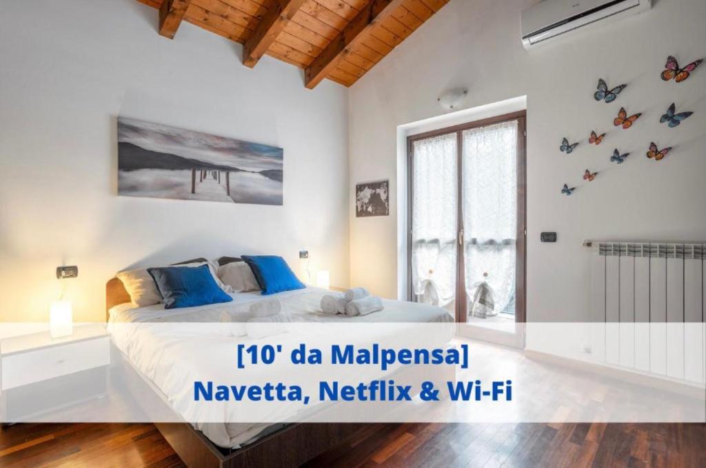 - une chambre avec un grand lit et une fenêtre dans l'établissement [10' from Malpensa] Shuttle, Netflix & Wi-Fi, à Casorate Sempione