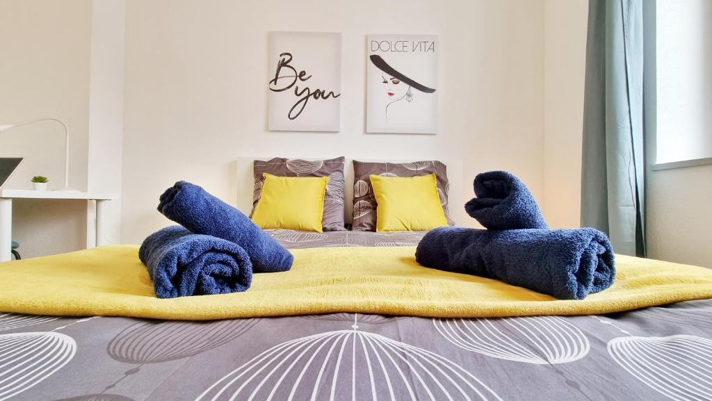 deux animaux farcis bleus sont assis sur un lit dans l'établissement Le Triplex - 5 chambres - 10 pers- Fibre - Relax BNB, à Mulhouse