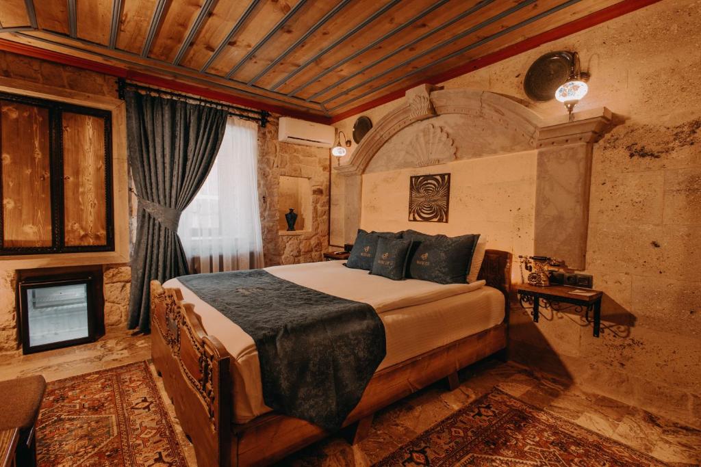 sypialnia z dużym łóżkiem w pokoju w obiekcie Akritis suit Cappadocia w mieście Çadır