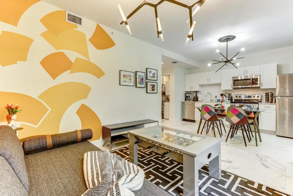 邁阿密的住宿－ArTease4 - stylish, near Wynwood Walls & restaurants，客厅配有沙发和桌子