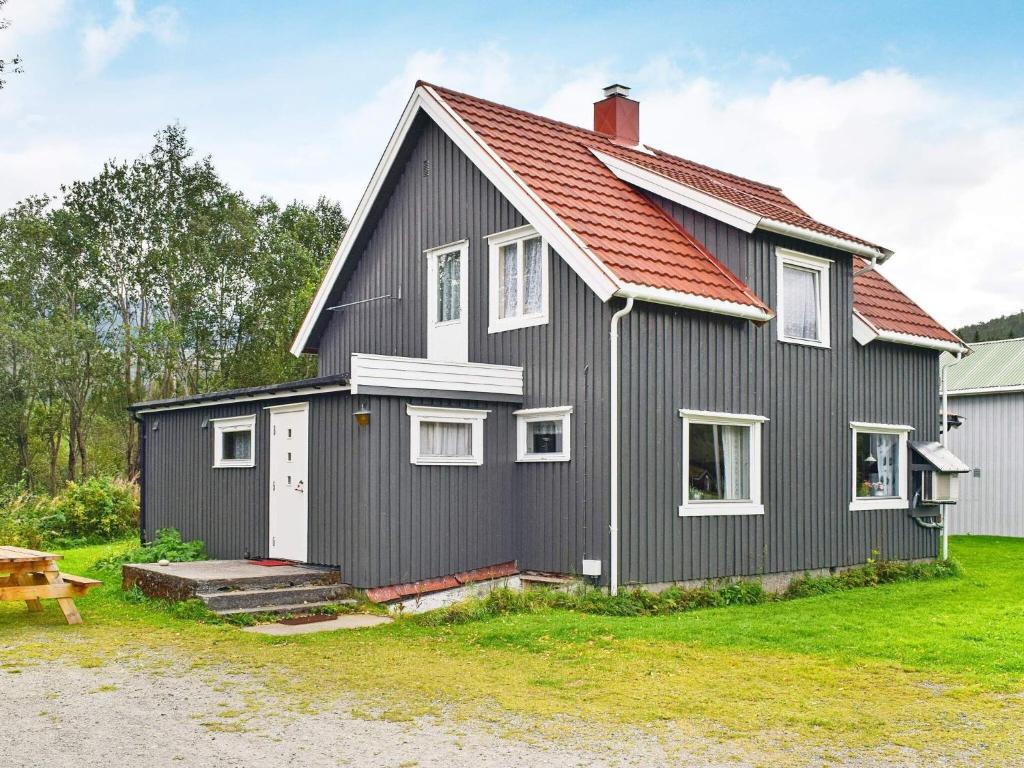 een grijs huis met een rood dak bij 8 person holiday home in Terr k in Terråk