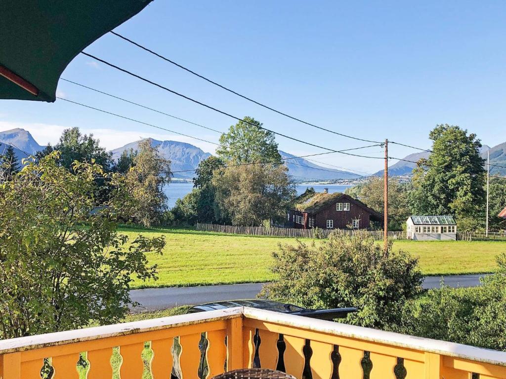 einen Balkon mit See- und Bergblick in der Unterkunft Holiday home AVERØY VI in Stein