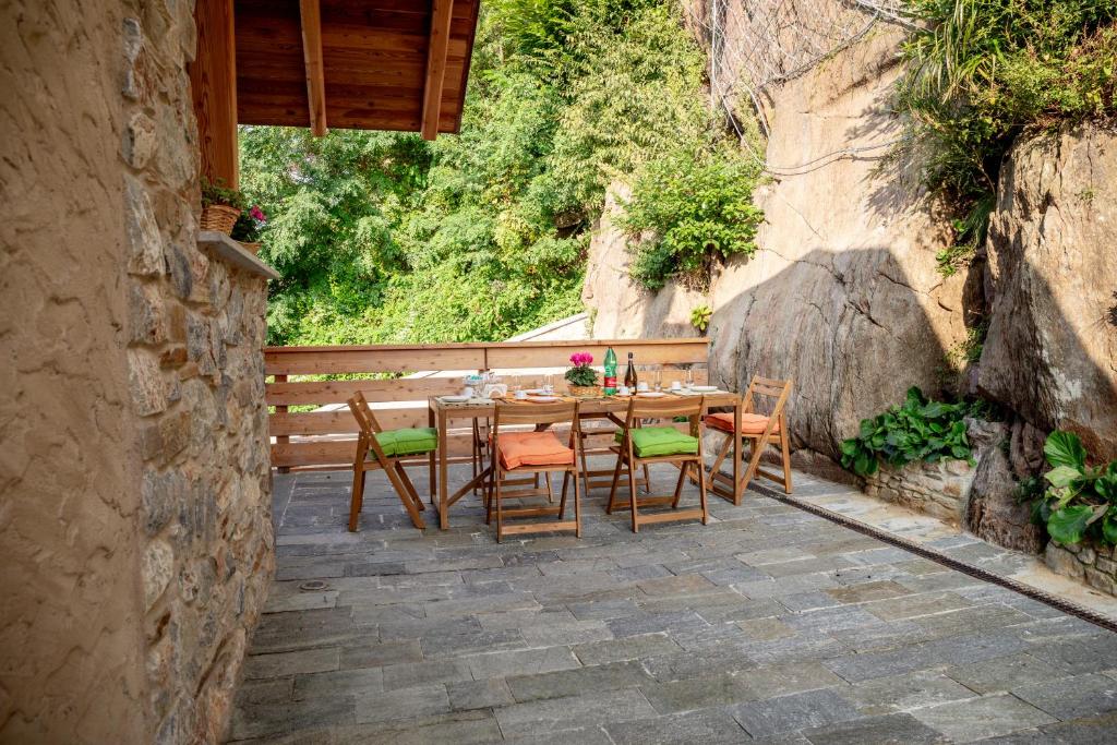Patio nebo venkovní prostory v ubytování Green Chalet Scalotta - Nature Relax Lake view with Jacuzzi and Spa