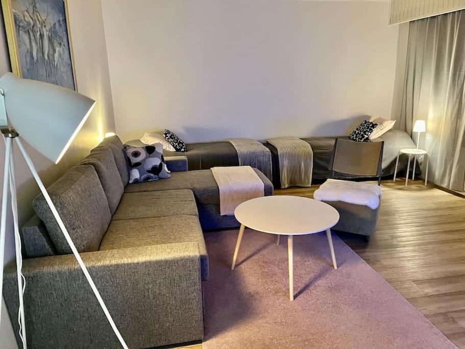 sala de estar con sofá y mesa en Nice and cozy townhouse, en Rovaniemi