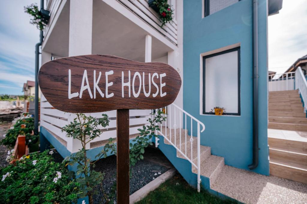 un cartel que lee la casa del lago en frente de una casa en 1 bedroom Lake House en Năvodari
