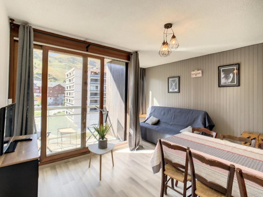 ラ・トゥッスイールにあるAppartement La Toussuire, 2 pièces, 4 personnes - FR-1-417-48のベッドルーム1室(ベッド1台付)、リビングルームが備わります。