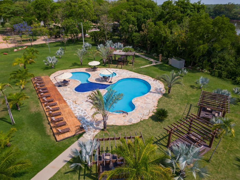 an overhead view of a swimming pool in a yard at Spa Agua Milagrosa in Cuiabá