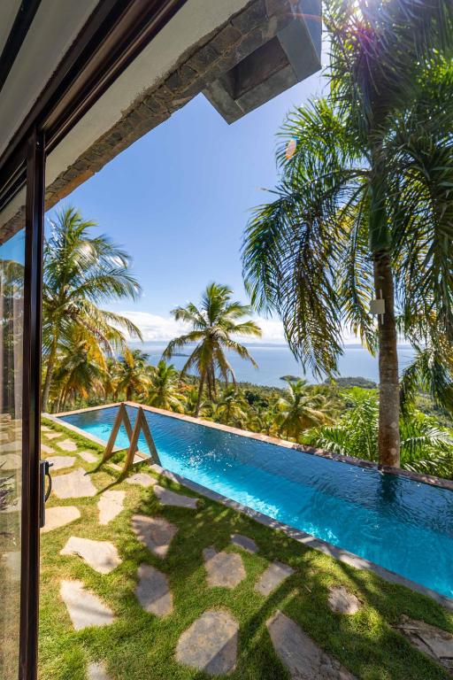 Una vista de una piscina desde una casa. en Hacienda Cocuyo, en Monte Rojo