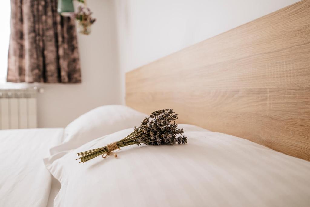 un ramo de flores en una almohada en una cama en Lake House en Năvodari