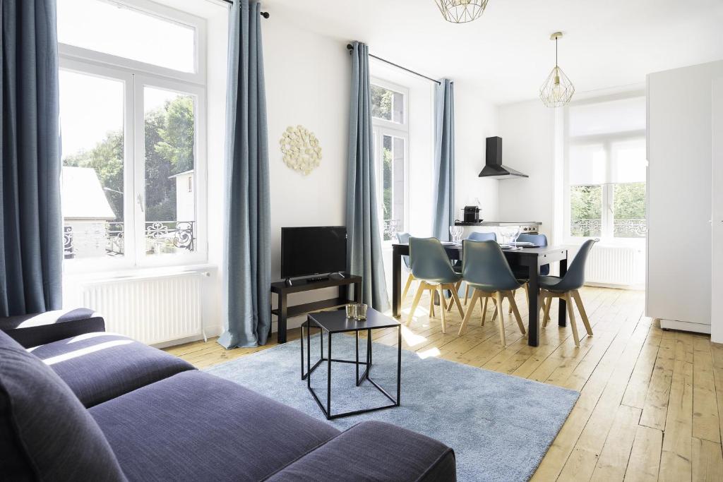ein Wohnzimmer mit einem Sofa und einem Tisch in der Unterkunft Villa Pax 3 - La Bourboule - 6pers in La Bourboule