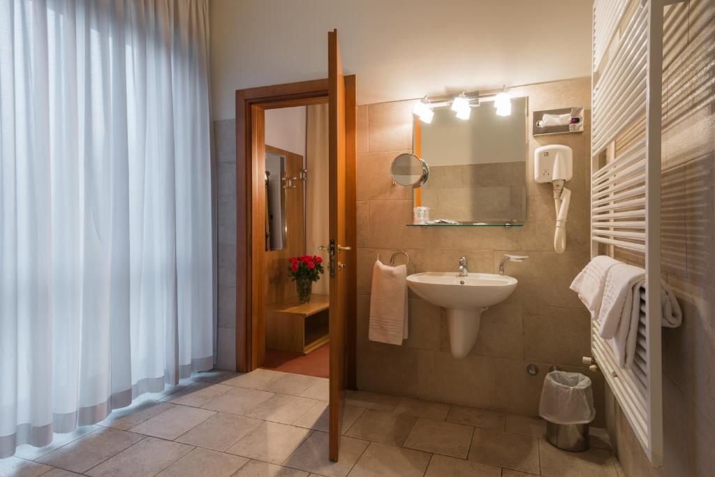 Koupelna v ubytování Hotel Lux