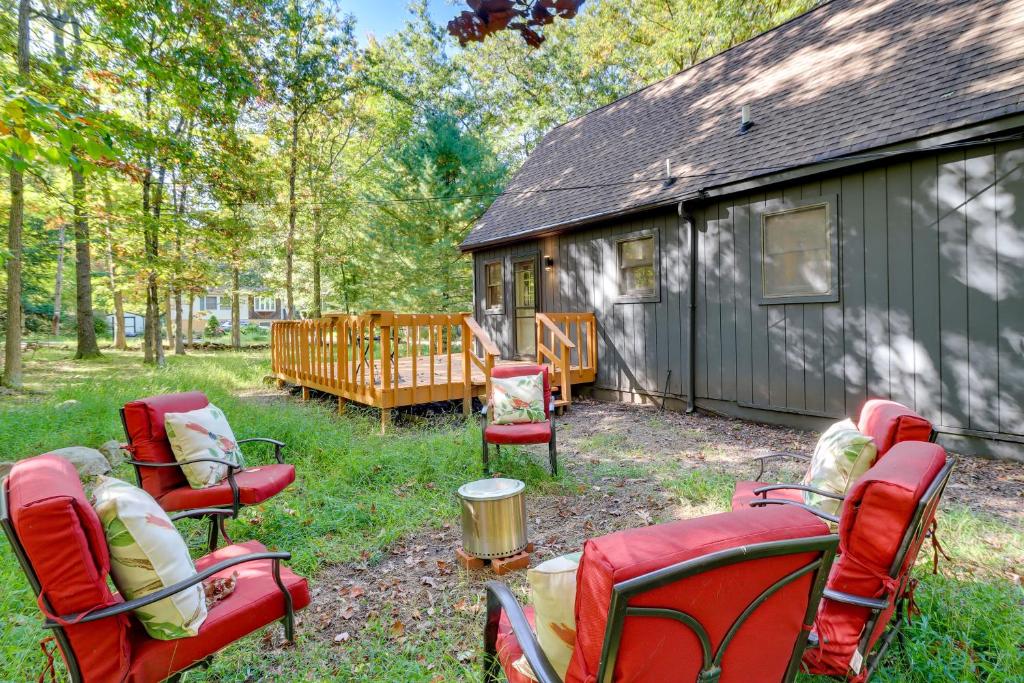 Bright and Modern Poconos Cabin Community Beach!, Albrightsville