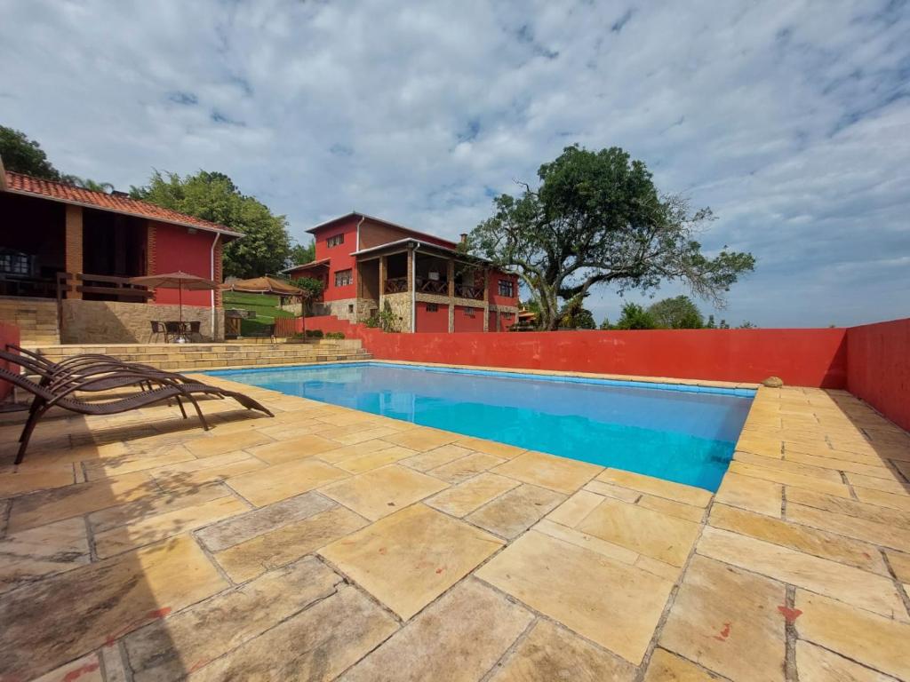 una piscina frente a una casa en Chácara guararema, en Guararema