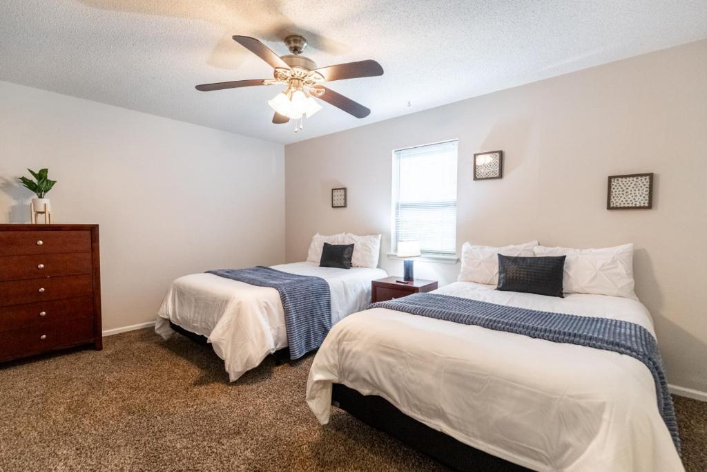 a bedroom with two beds and a ceiling fan at Allwood Cottage 1 in North Little Rock
