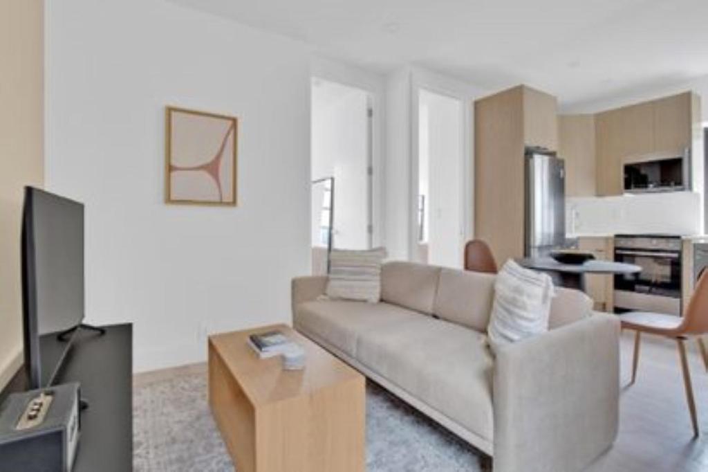 انبار گرم 3 BR در میدتاون, آژانس هواپیمایی آسمان سپید