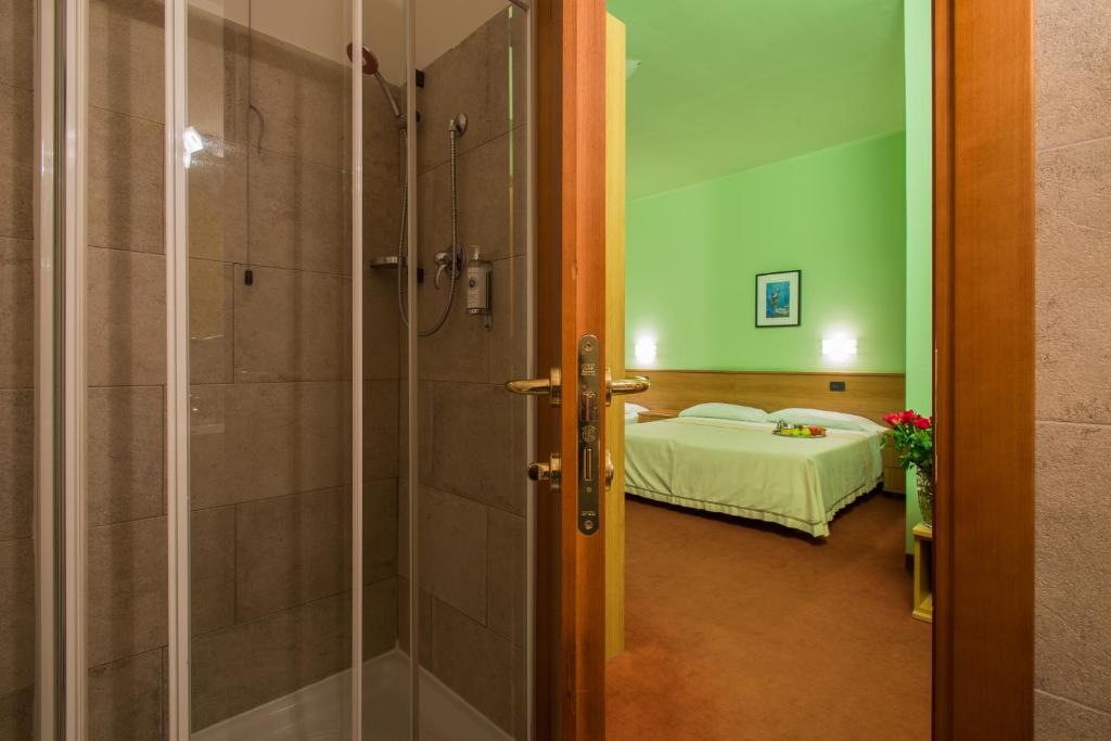 Postel nebo postele na pokoji v ubytování Hotel Lux