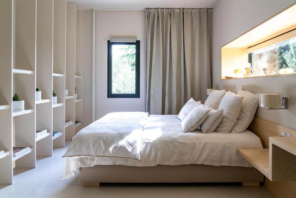 เตียงในห้องที่ Maison Alice&Eugène