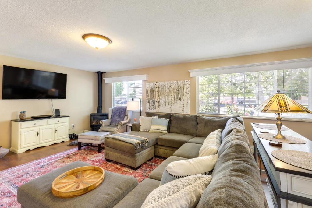 un soggiorno con un divano e una TV di Hot Tub and Fire Pit Serene Clifton Retreat! a Clifton